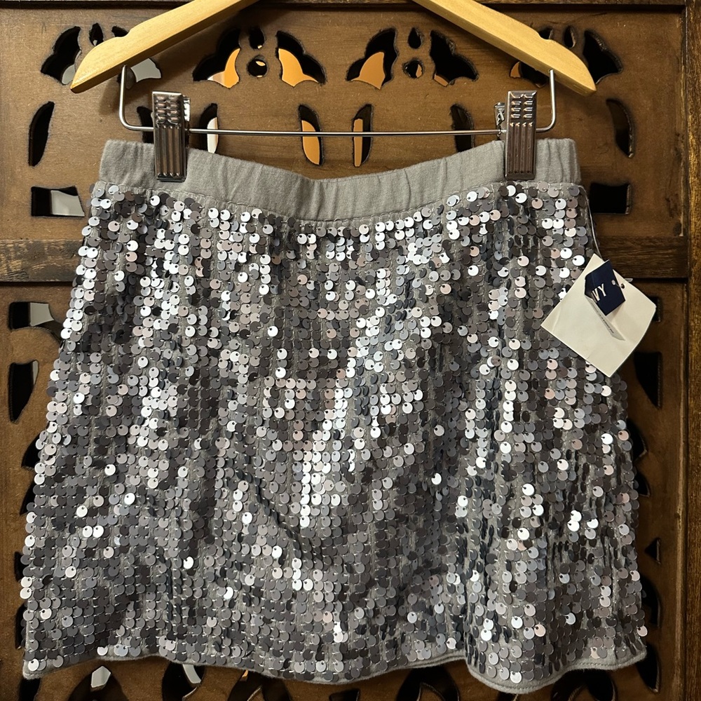 Old Navy. Girls pewter sequin skirt. Size 6-7.